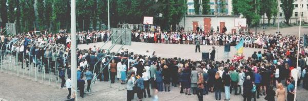 На святі останнього дзвінка 31.05.2001 вся наша шкільна республіка