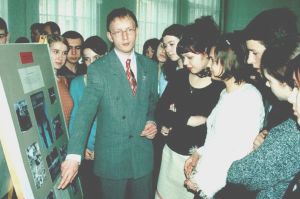 Перший секретар Посольства Чехії Томаш Перніцкі знайомить учнів школи з матеріалами виставки